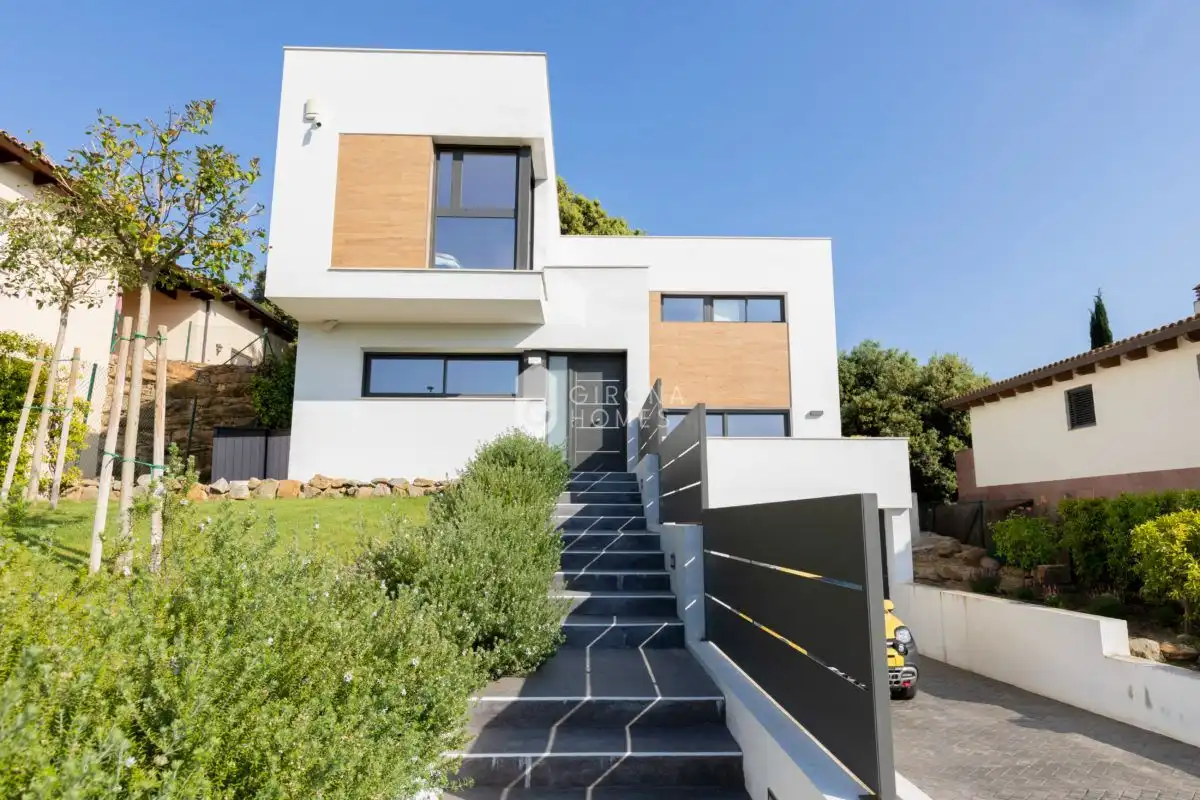 Vista exterior de Casa o chalet en venta en Sant Julià de Ramis con Aire acondicionado, Calefacción y Jardín privado