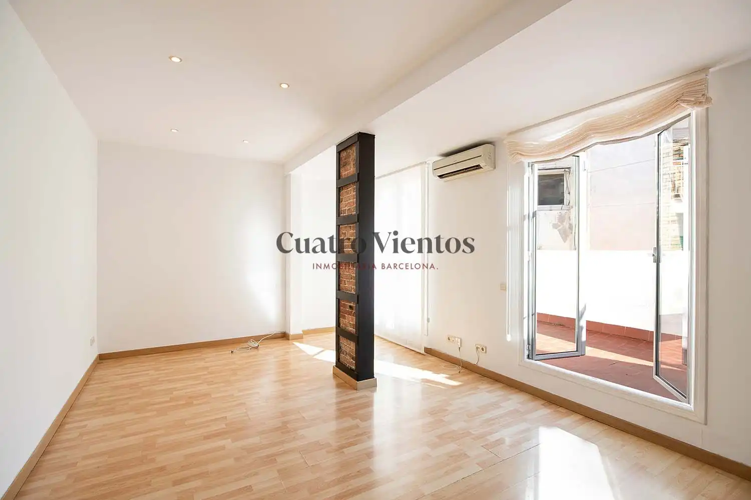 Wohnzimmer von Dachboden zur Miete in Barcelona mit Klimaanlage, Heizung und Parkett