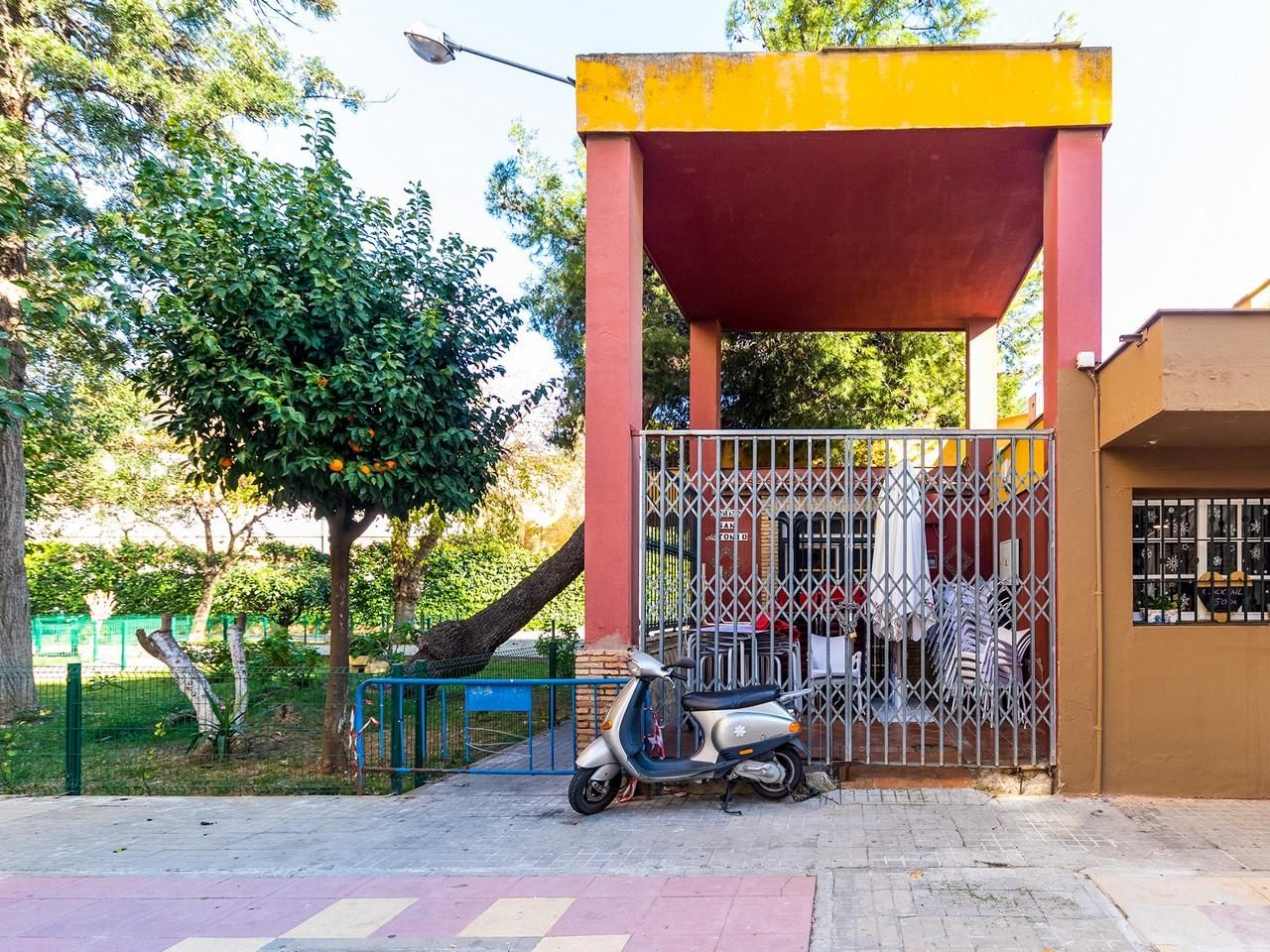 Vista exterior de Local en venta en  Sevilla Capital