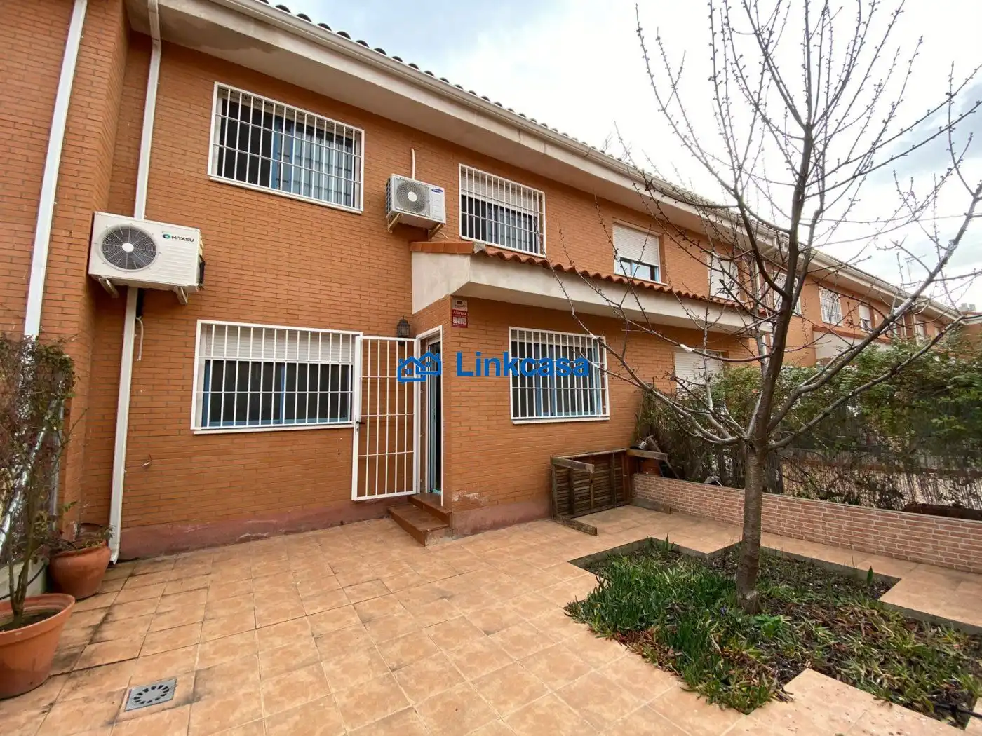Vista exterior de Casa adosada en venda en Seseña amb Aire condicionat, Calefacció i Jardí privat