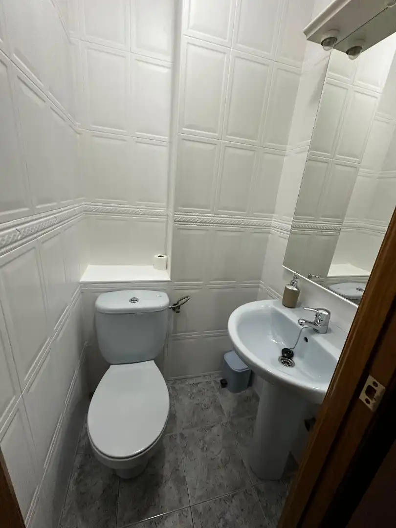 Bany de Pis de lloguer en Jaén amb Aire condicionat, Calefacció i Moblat