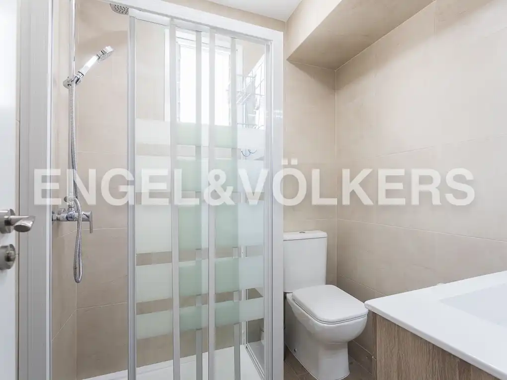 Bathroom of Flat for rent in Valencia  with Air Conditioner, Heating and Parquet flooring