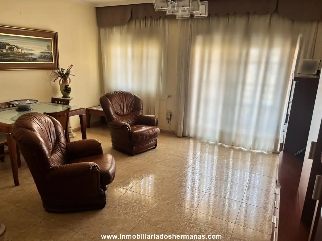 Sala d'estar de Pis en venda en L'Hospitalet de Llobregat amb Moblat i Balcó