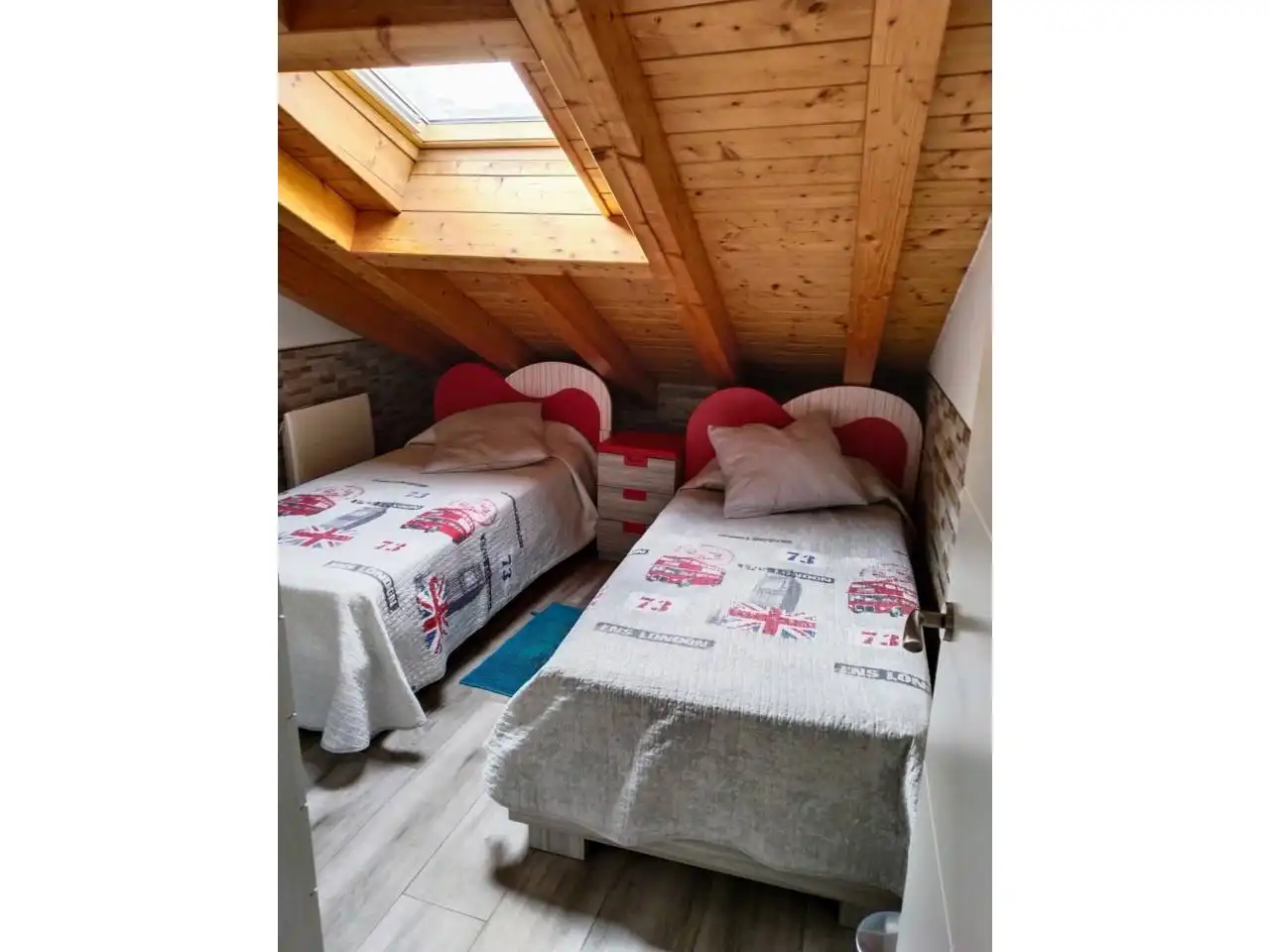 Dormitori de Apartament de lloguer en Burgos amb Calefacció, Parquet i Moblat