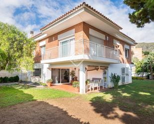 Vista exterior de Casa o xalet de lloguer en Castelldefels amb Aire condicionat, Calefacció i Jardí privat