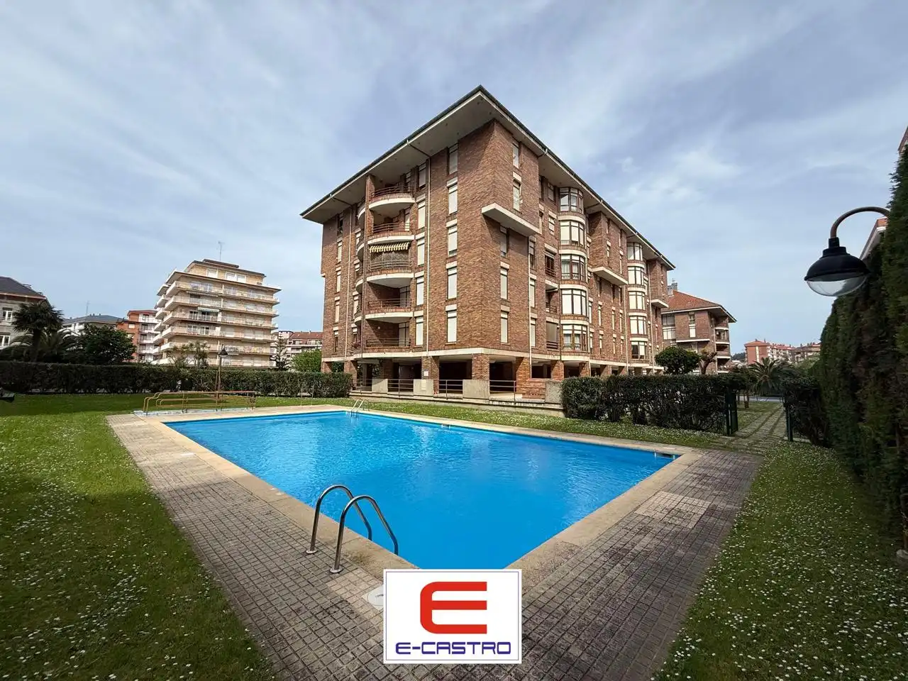 Piscina de Piso en venta en Castro-Urdiales con Calefacción, Parquet y Piscina comunitaria