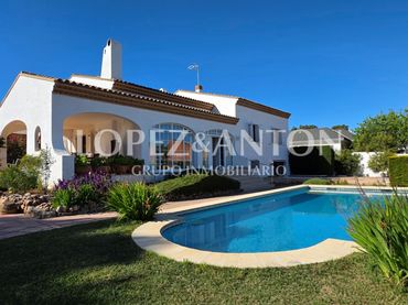 Xalet amb piscina en venda a Montepilar