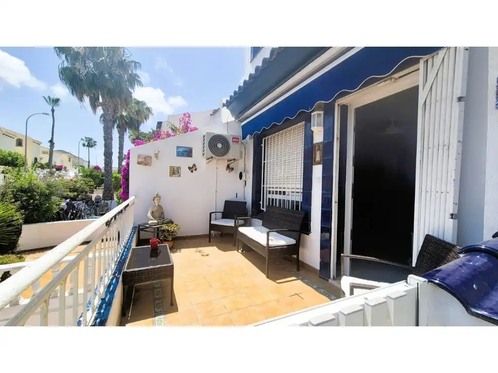 Vista exterior de Casa adosada en venda en Orihuela amb Aire condicionat, Jardí privat i Moblat