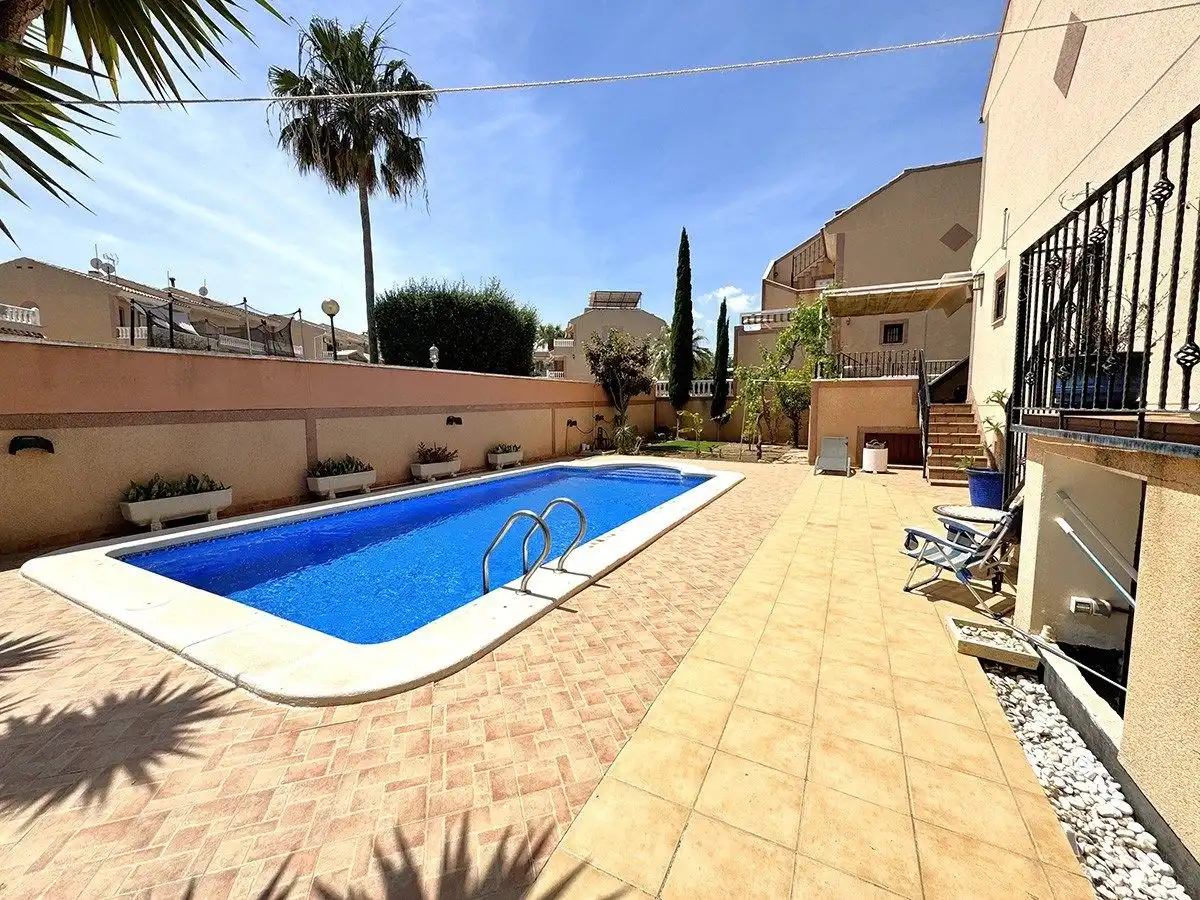 Adosado con piscina en venta en Los Balcones - Los Altos, imagen 3
