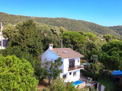 Vista exterior de Casa o xalet en venda en Sant Iscle de Vallalta amb Terrassa i Piscina