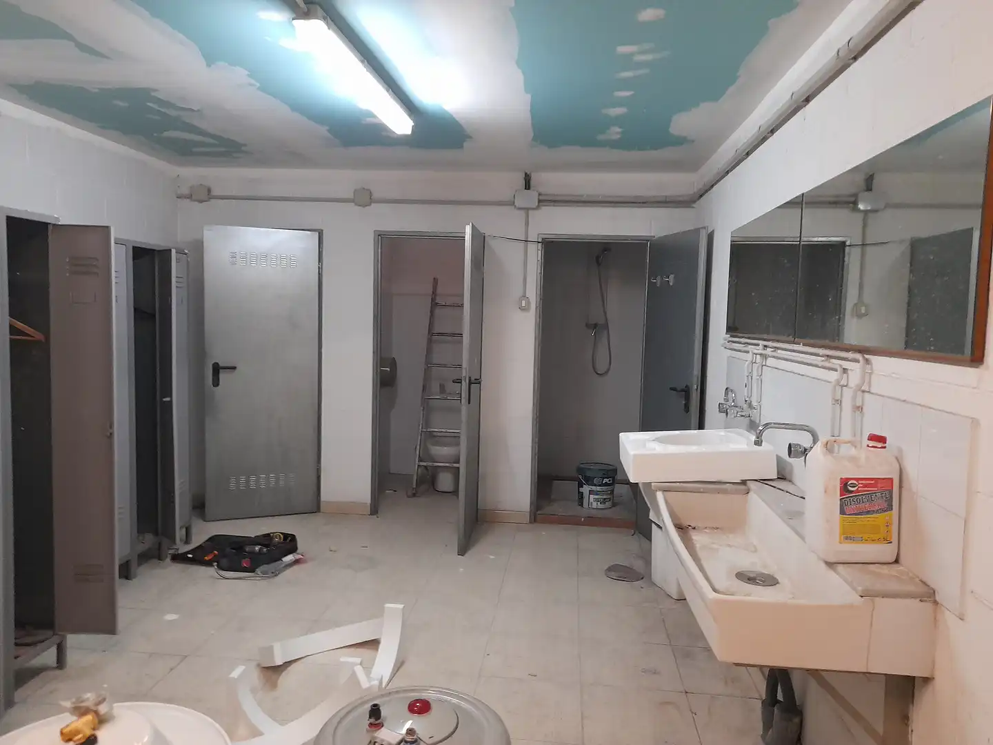 Bathroom of Industrial buildings for rent in Barberà del Vallès