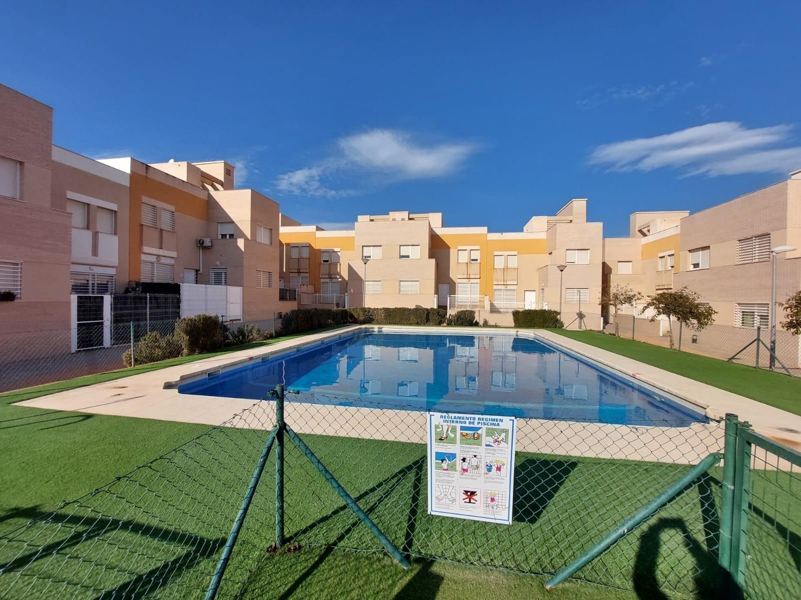 Piscina de Casa adosada en venda en  Almería Capital amb Calefacció, Terrassa i Piscina comunitària