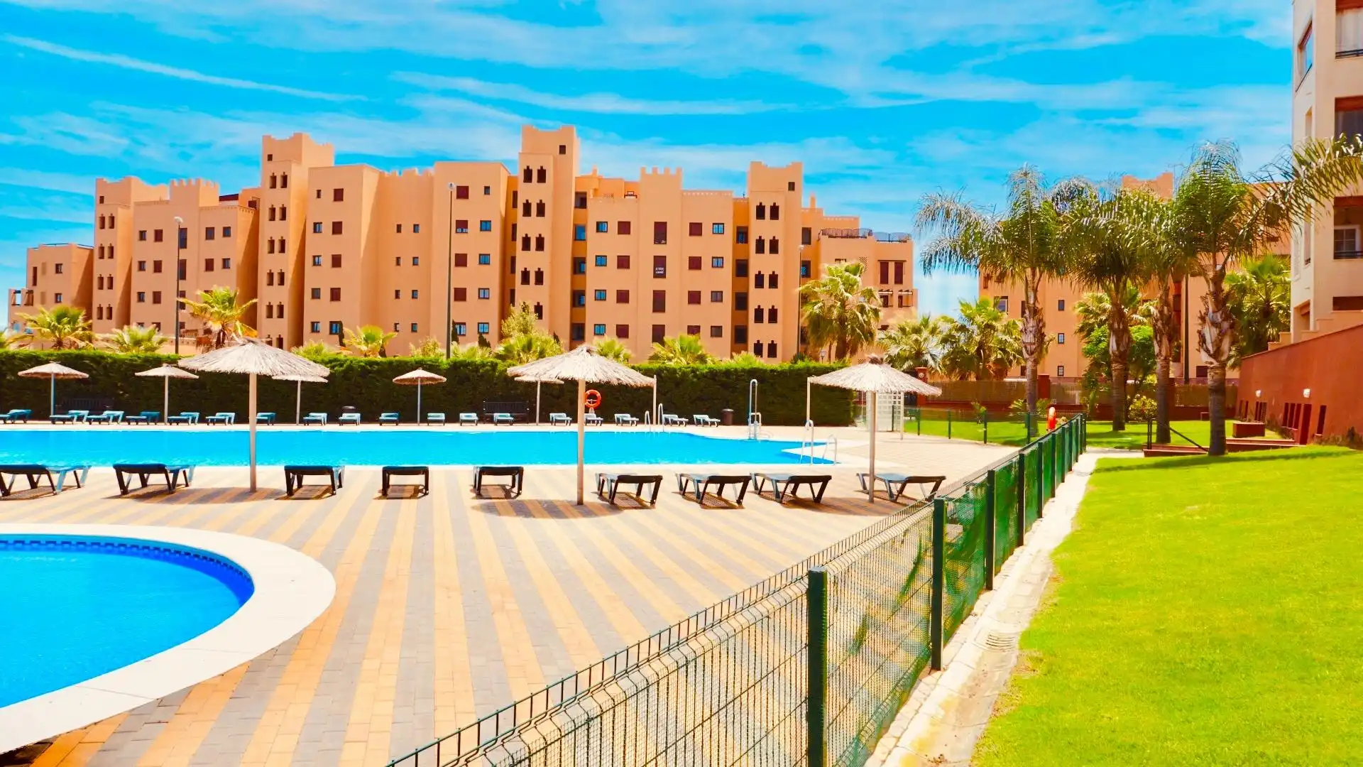 Außenansicht von Wohnungen zum Verkauf in Ayamonte mit Privatgarten, Terrasse und Möbliert