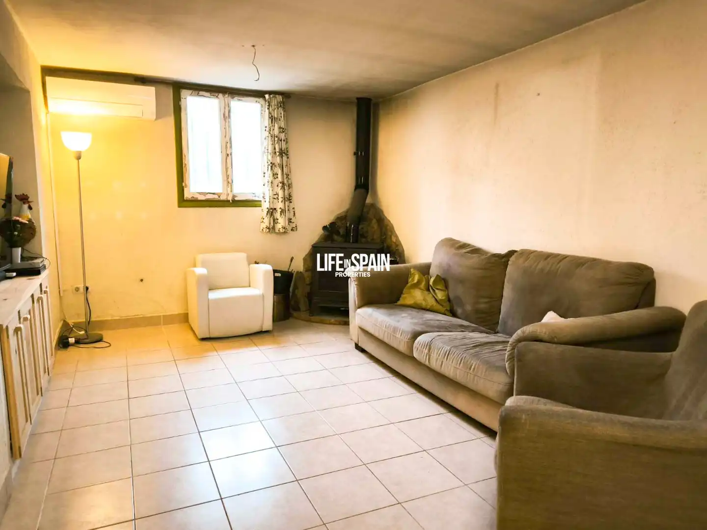 Wohnzimmer von Country house zum Verkauf in Rasquera mit Klimaanlage, Privatgarten und Terrasse