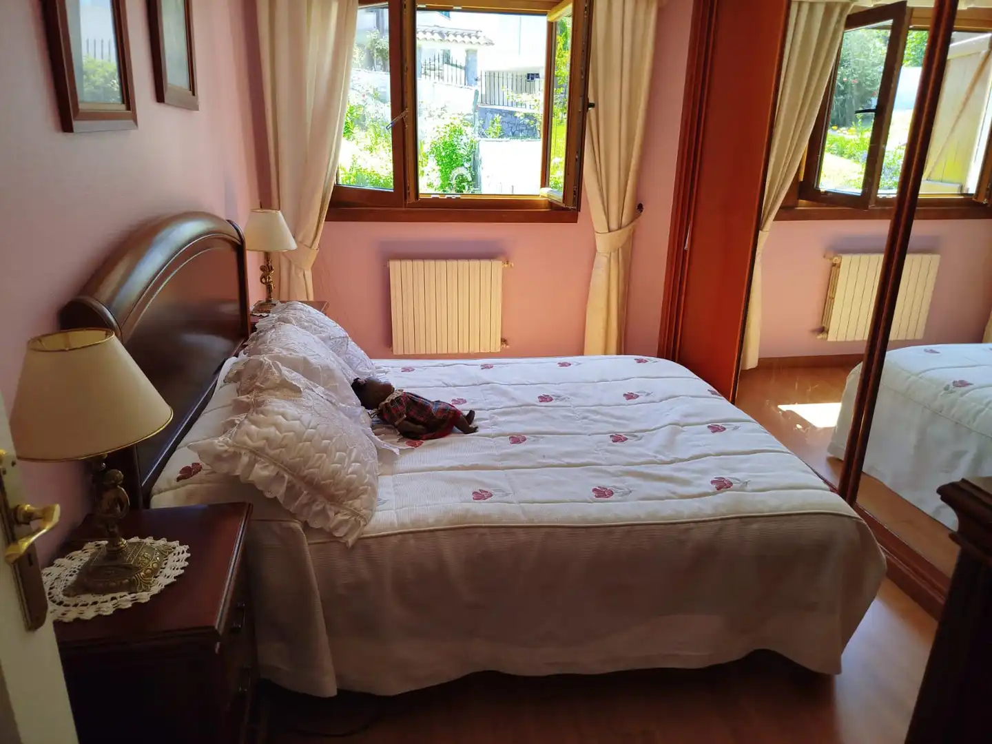 Dormitori de Casa o xalet en venda en Cangas  amb Calefacció, Jardí privat i Piscina