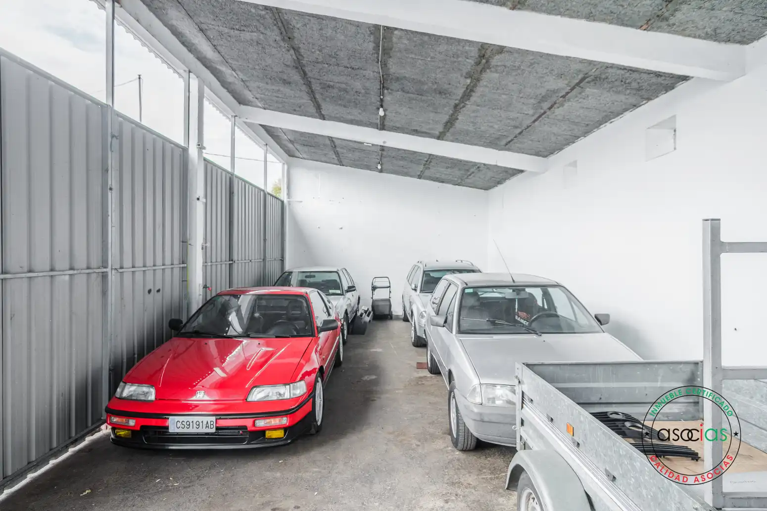 Parkplatz von Fabrikhallen zum Verkauf in Noreña