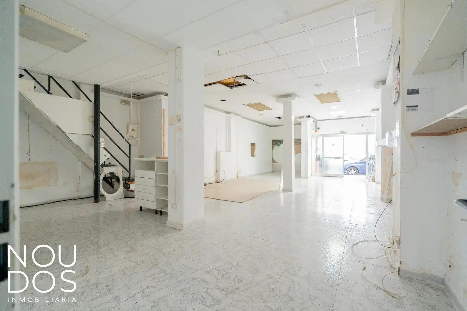 Local comercial en venda a Carrer de la Reina Violant, imagen 2