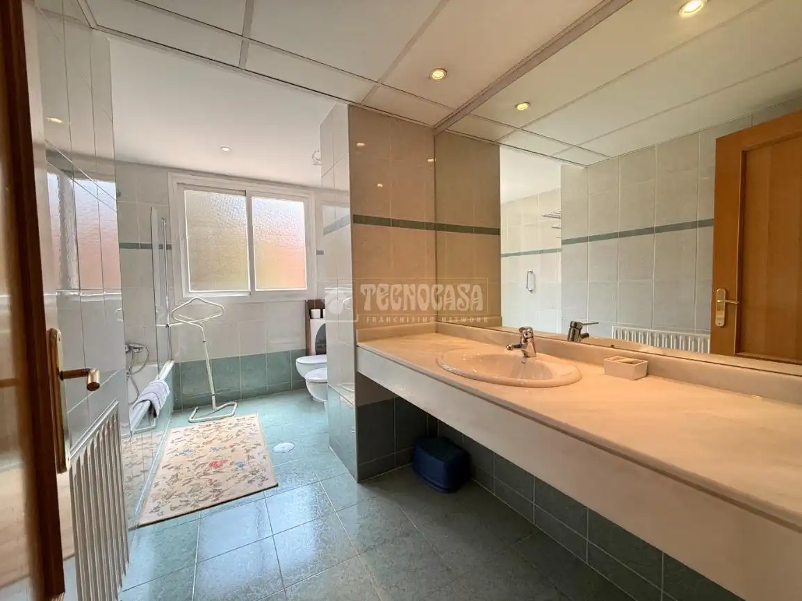 Bathroom of Flat for sale in Madrid  with Heating, Private garden and Parquet flooring