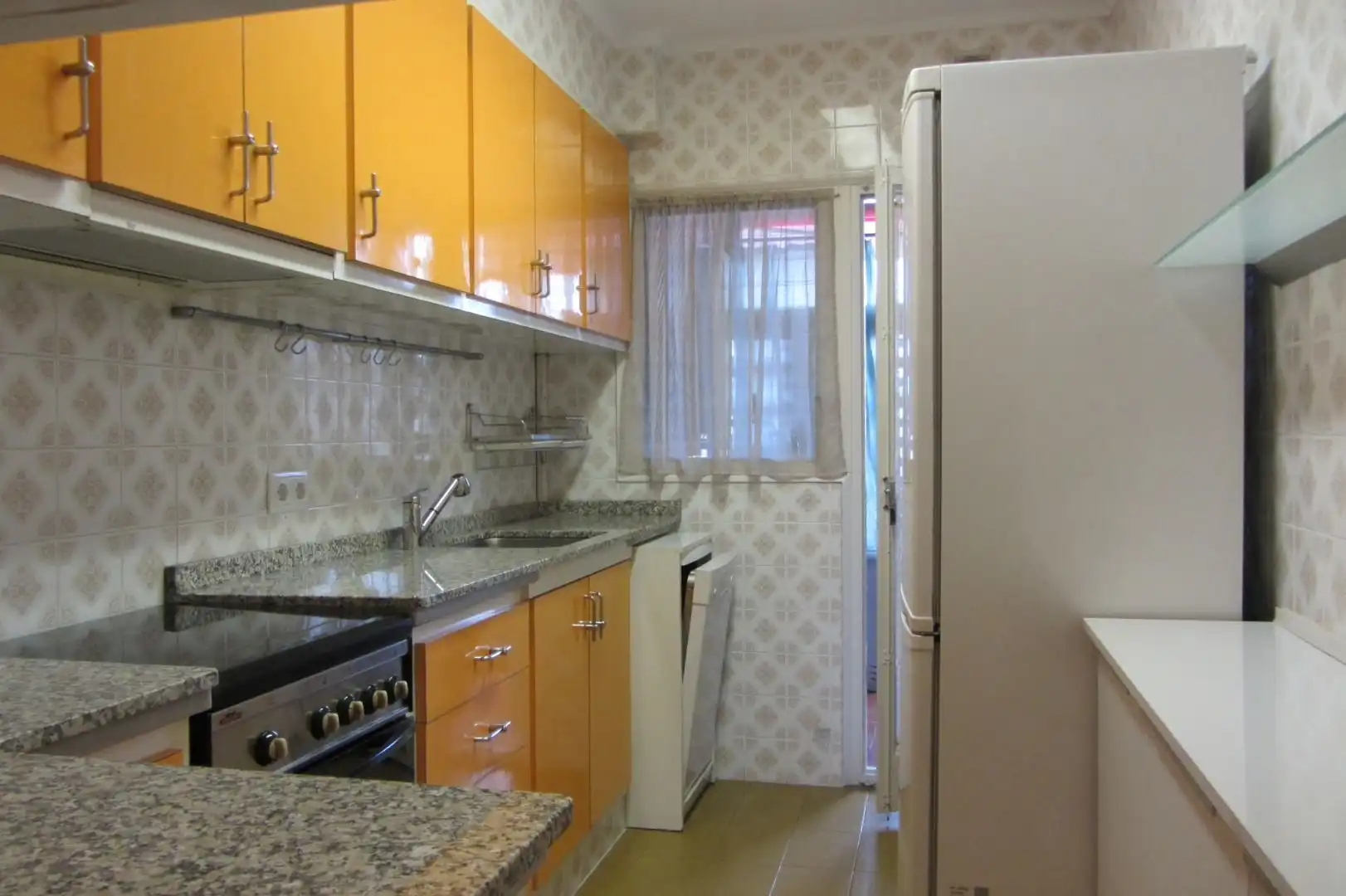 Cocina de Piso de alquiler en Girona con Aire acondicionado, Calefacción y Lavadora