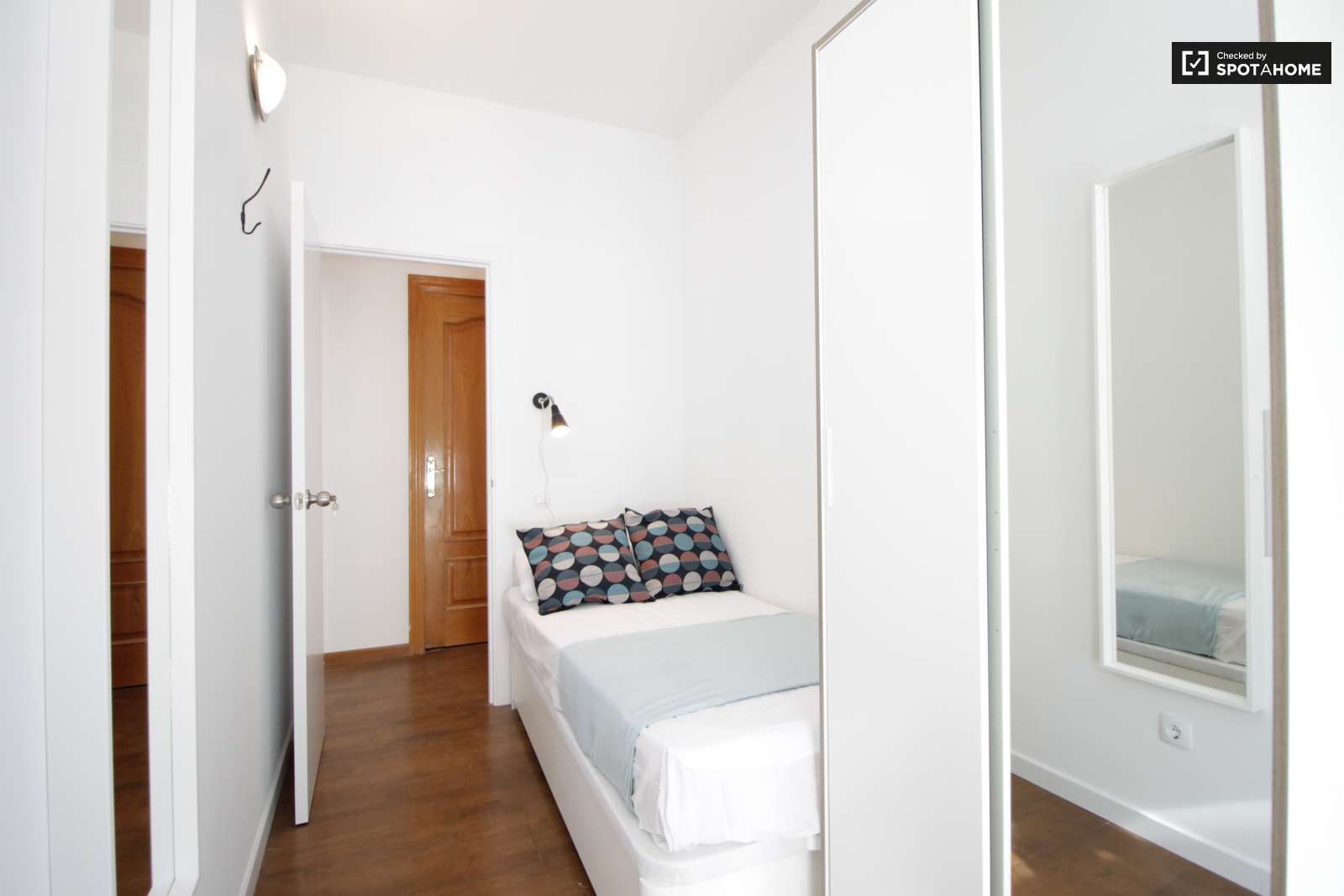 Bedroom of Flat to share in  Barcelona Capital  with Air Conditioner, Heating and Terrace