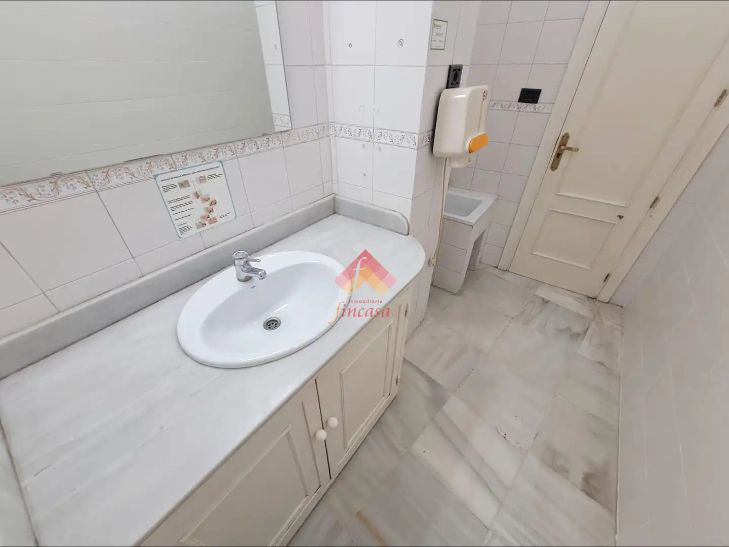 Bathroom of Commercial properties for rent in Ronda  with Air Conditioner