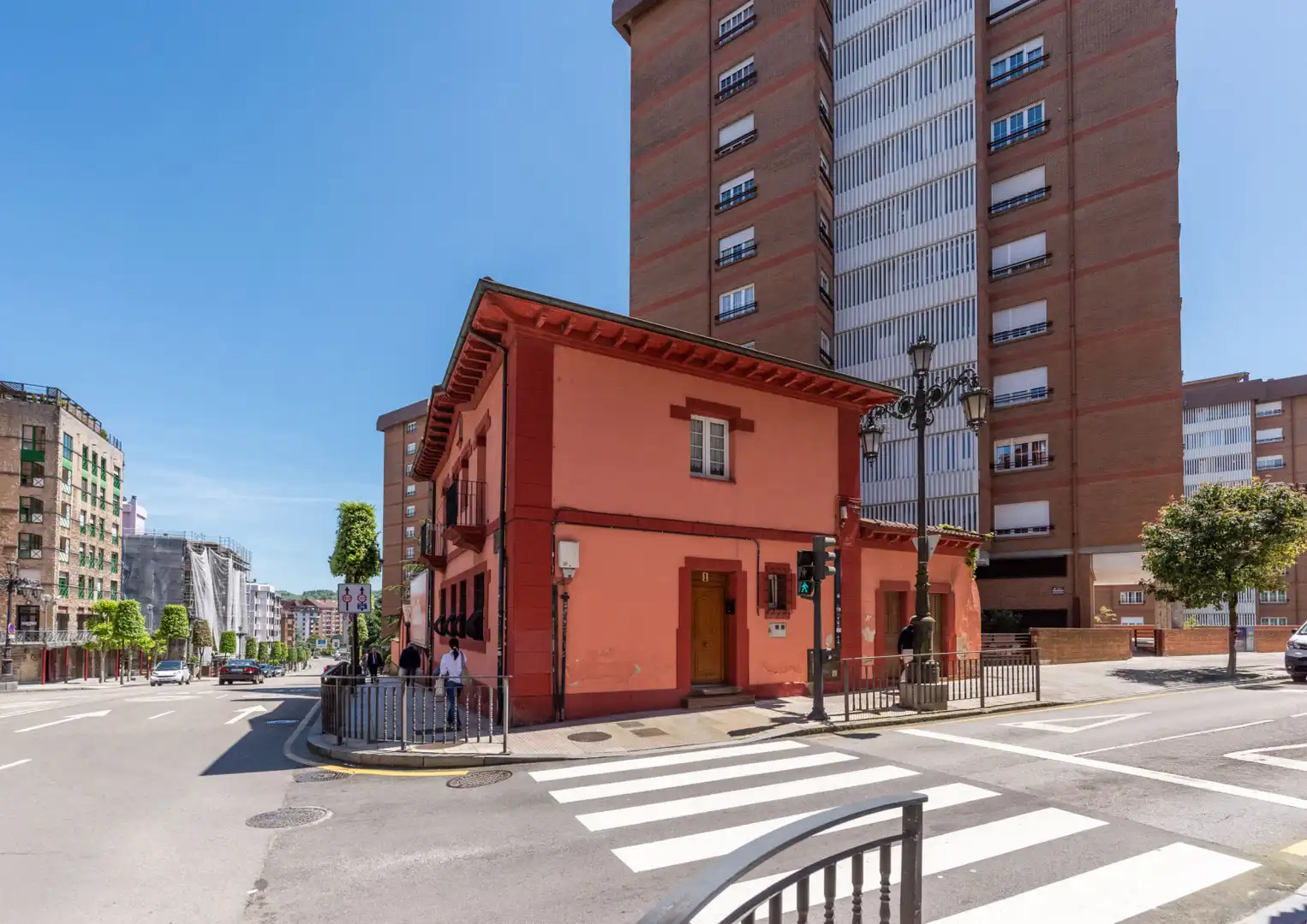 Vista exterior de Pis en venda en Oviedo  amb Calefacció, Parquet i Traster