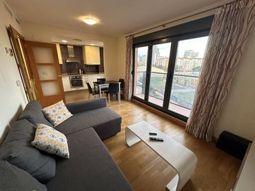Appartamento con balcone in affitto a Calle Reina Violante