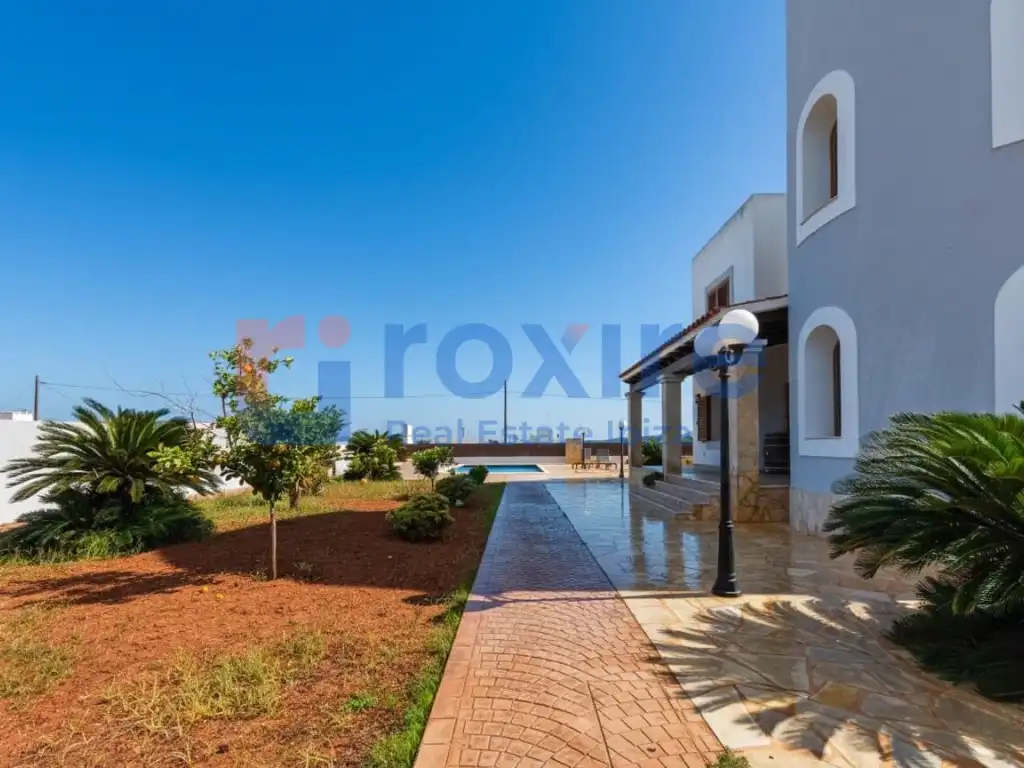 Vista exterior de Casa o xalet en venda en Sant Josep de sa Talaia amb Aire condicionat, Jardí privat i Terrassa