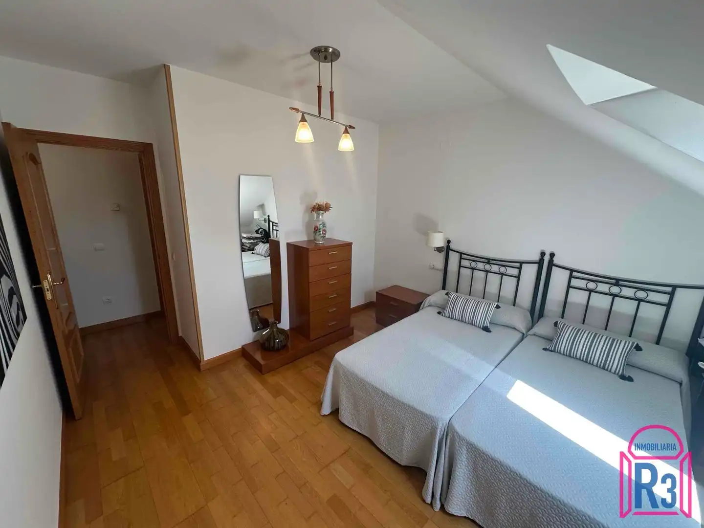 Dormitori de Casa adosada en venda en San Andrés del Rabanedo amb Calefacció, Jardí privat i Traster
