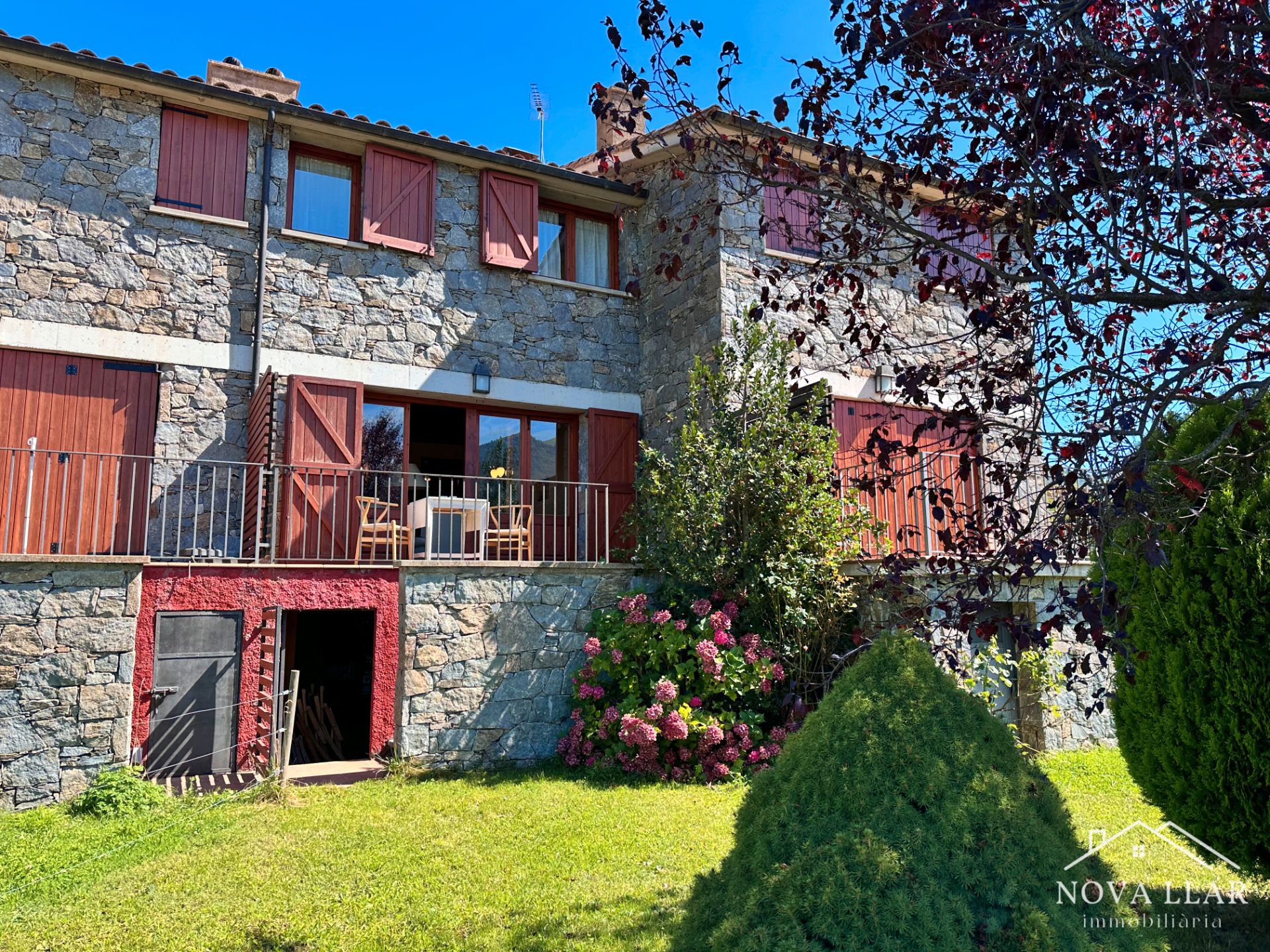 Vista exterior de Casa adosada en venda en Pardines amb Calefacció, Jardí privat i Terrassa