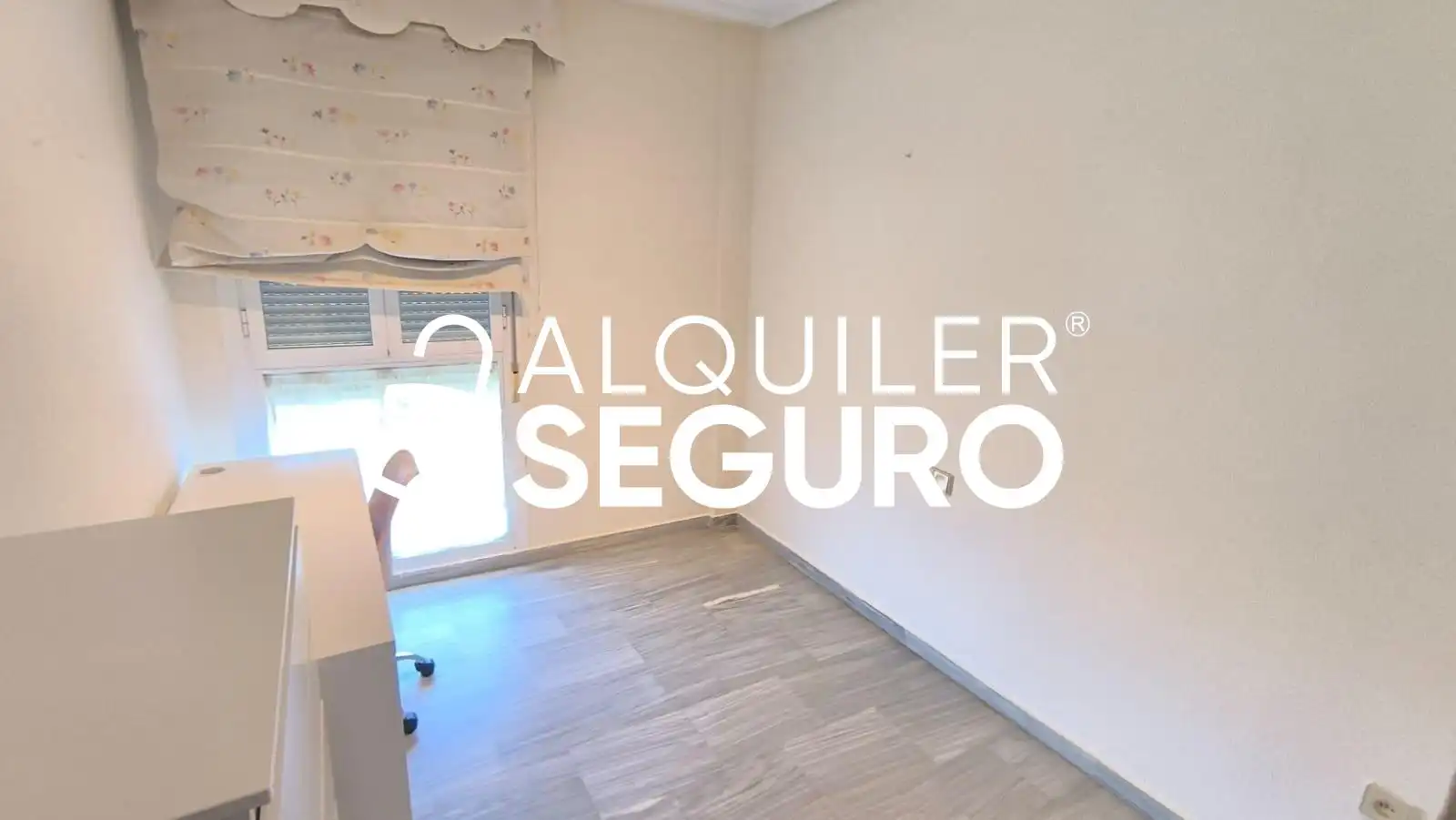 Dormitori de Pis de lloguer en Sevilla amb Aire condicionat, Terrassa i Piscina