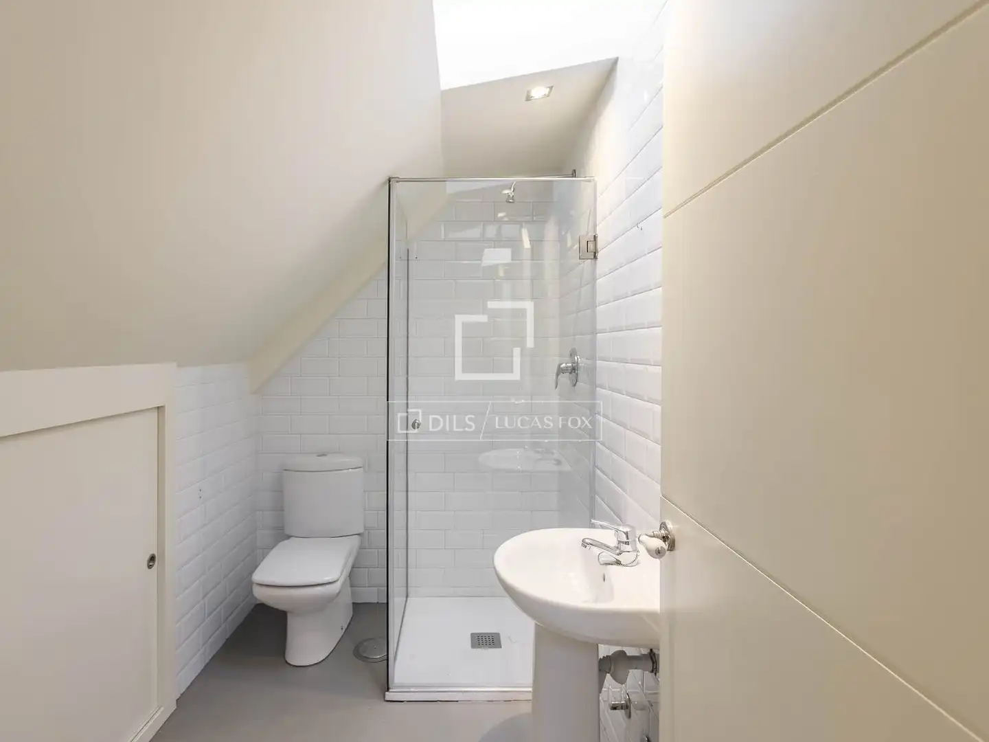 Bathroom of Attic for rent in Madrid  with Air Conditioner, Heating and Private garden