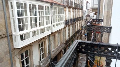 Piso de 3 dormitorios reformado a lado de la catedral de Santiago de Compostela, edificio con ascensor.