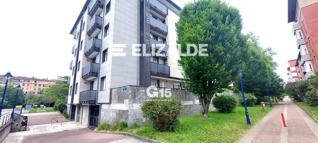 Vista exterior de Àtic en venda en Errenteria amb Calefacció, Jardí privat i Terrassa
