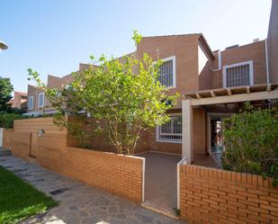 Vista exterior de Casa o xalet de lloguer en  Almería Capital amb Terrassa