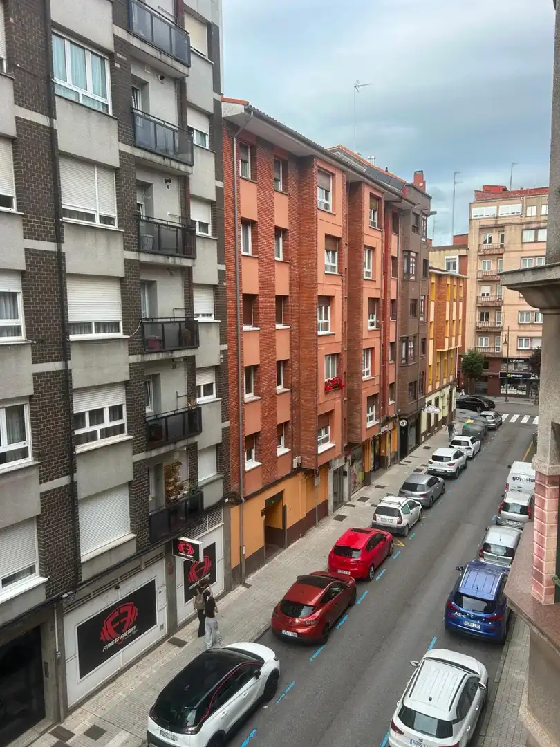 Außenansicht von Wohnung zur Miete in Gijón  mit Heizung, Parkett und Möbliert