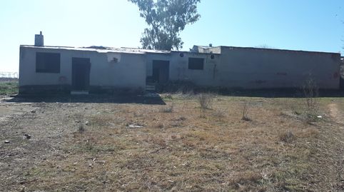 Tierra secano con edificaciones industriales. Superficie terreno 1Ha.