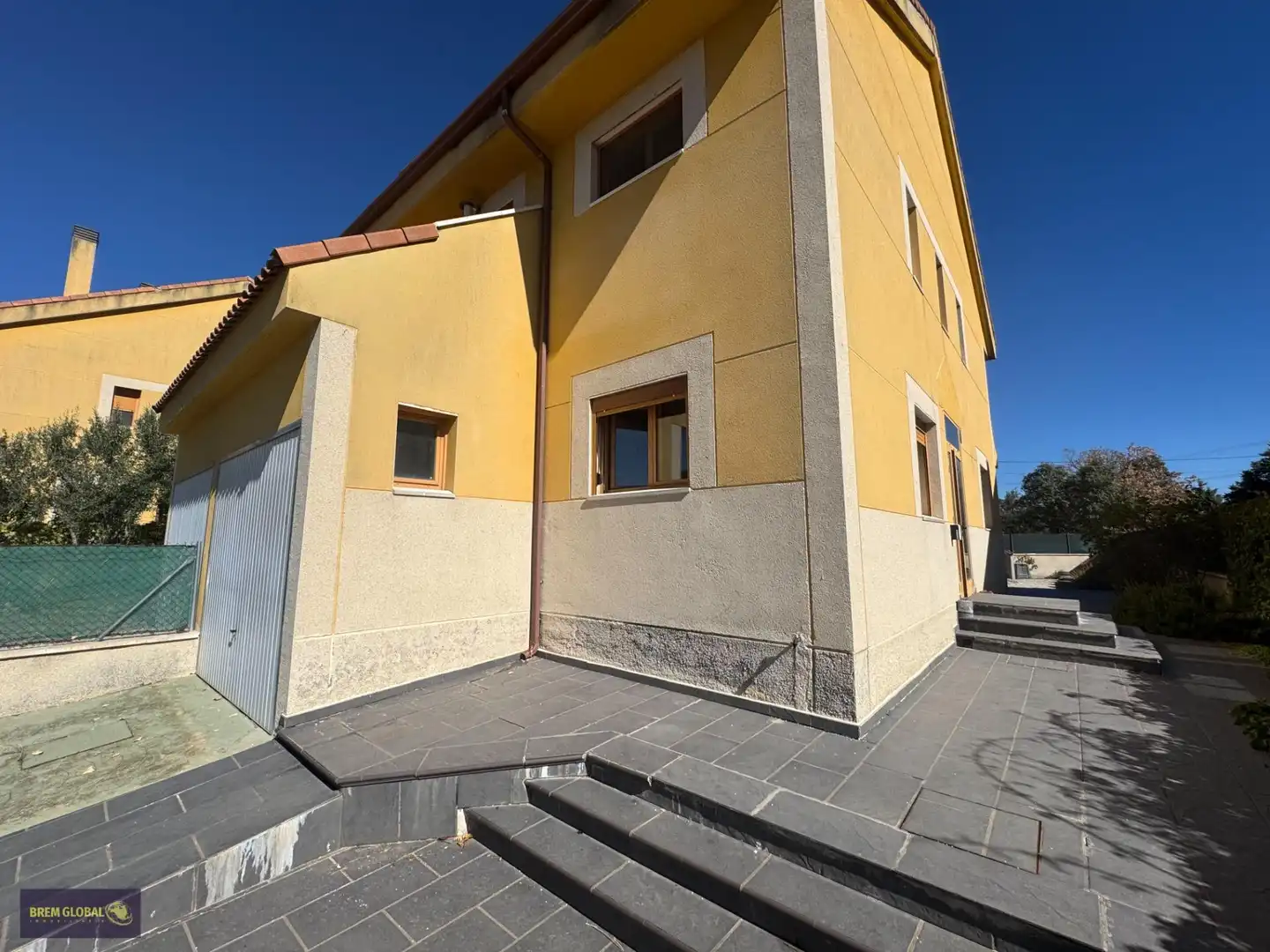 Vista exterior de Casa adosada en venta en Lozoyuela-Navas-Sieteiglesias con Calefacción, Jardín privado y Terraza