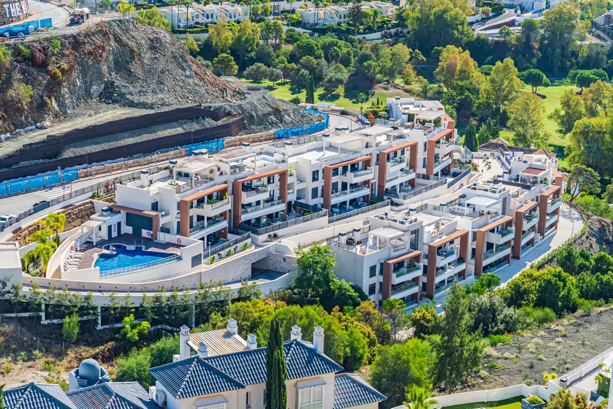 Vista exterior de Dúplex en venda en Benahavís amb Aire condicionat, Terrassa i Traster