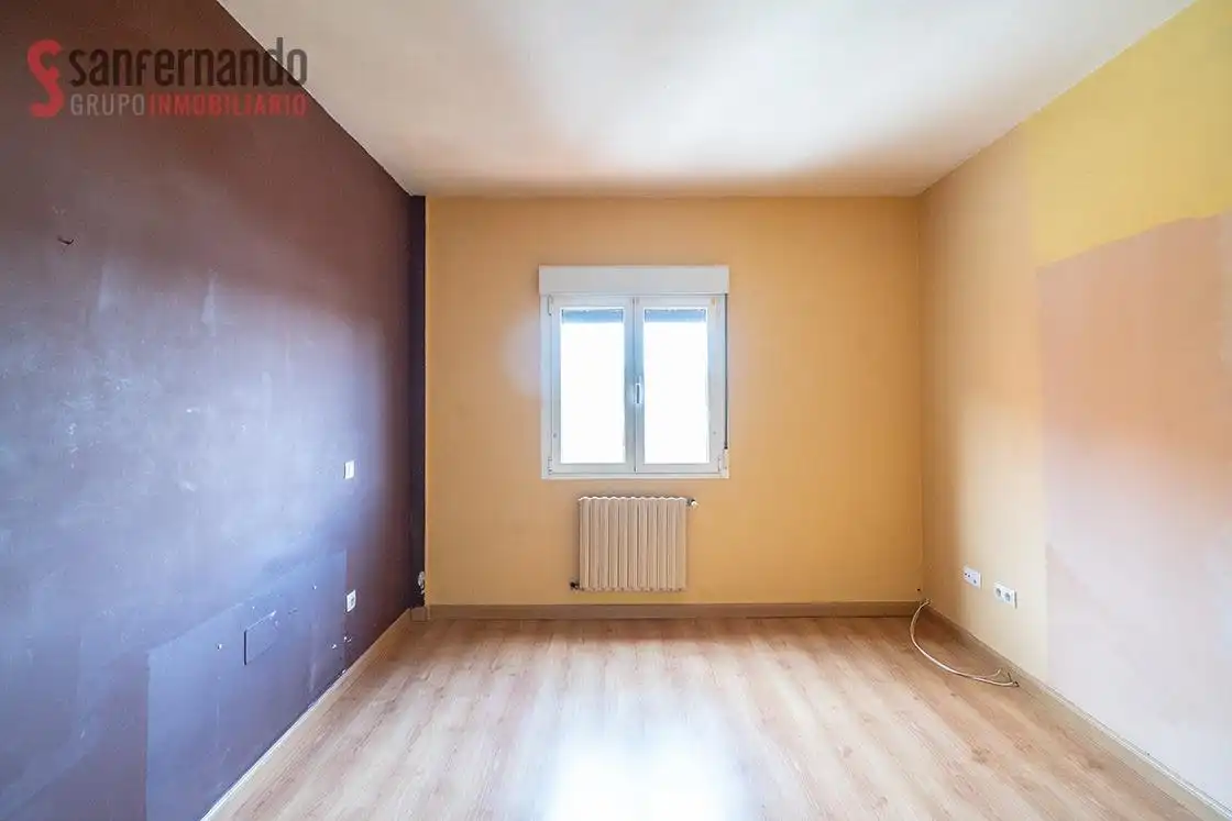 Habitación de Piso en venta en Torrelavega  con Calefacción y Balcón