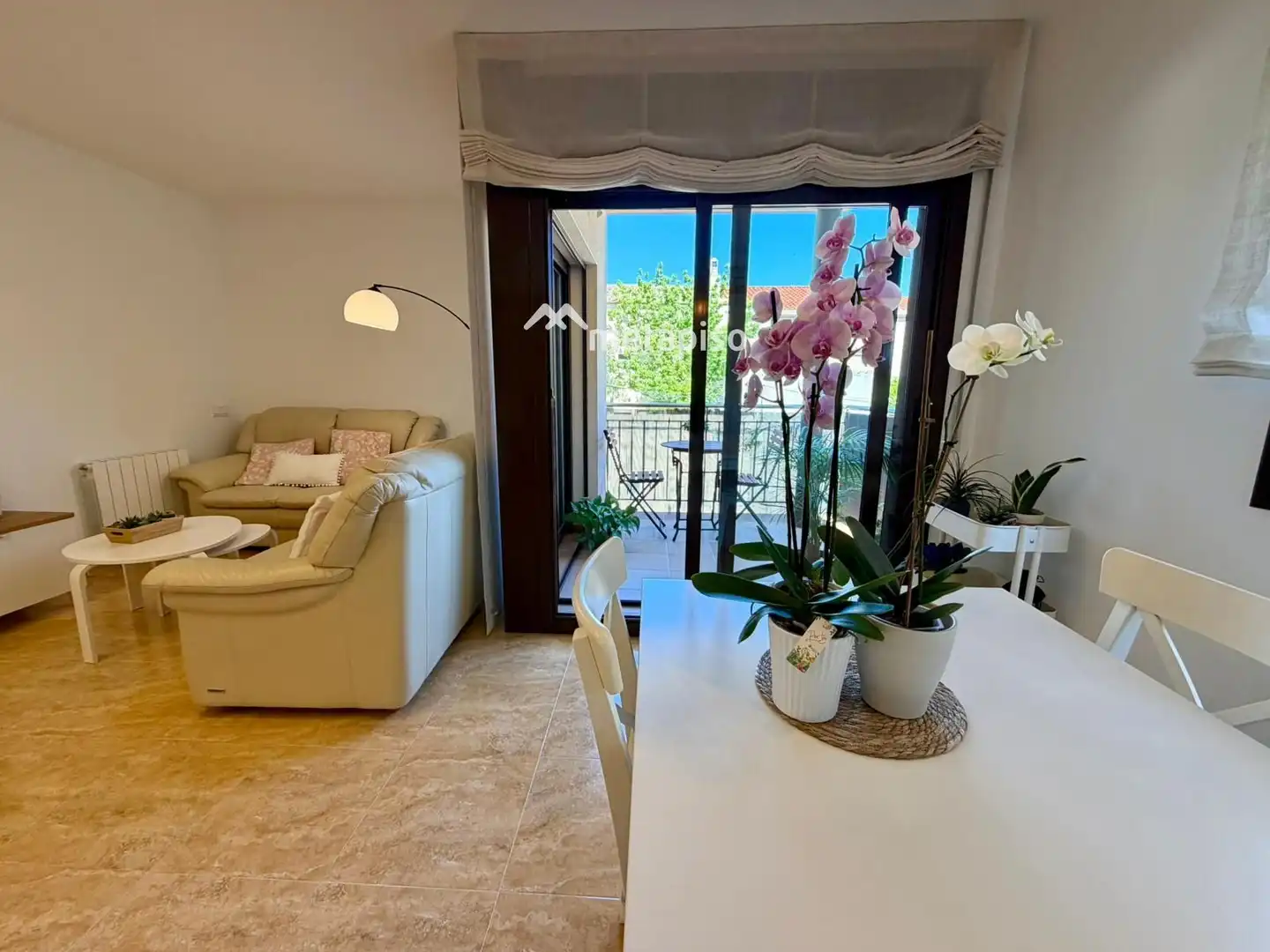 Sala de estar de Casa adosada en venta en Santa Margarida I Els Monjos con Aire acondicionado, Calefacción y Terraza