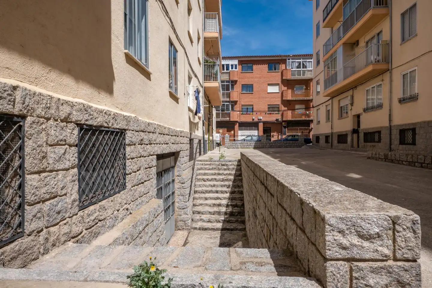 Außenansicht von Fabrikhallen zum Verkauf in Ávila