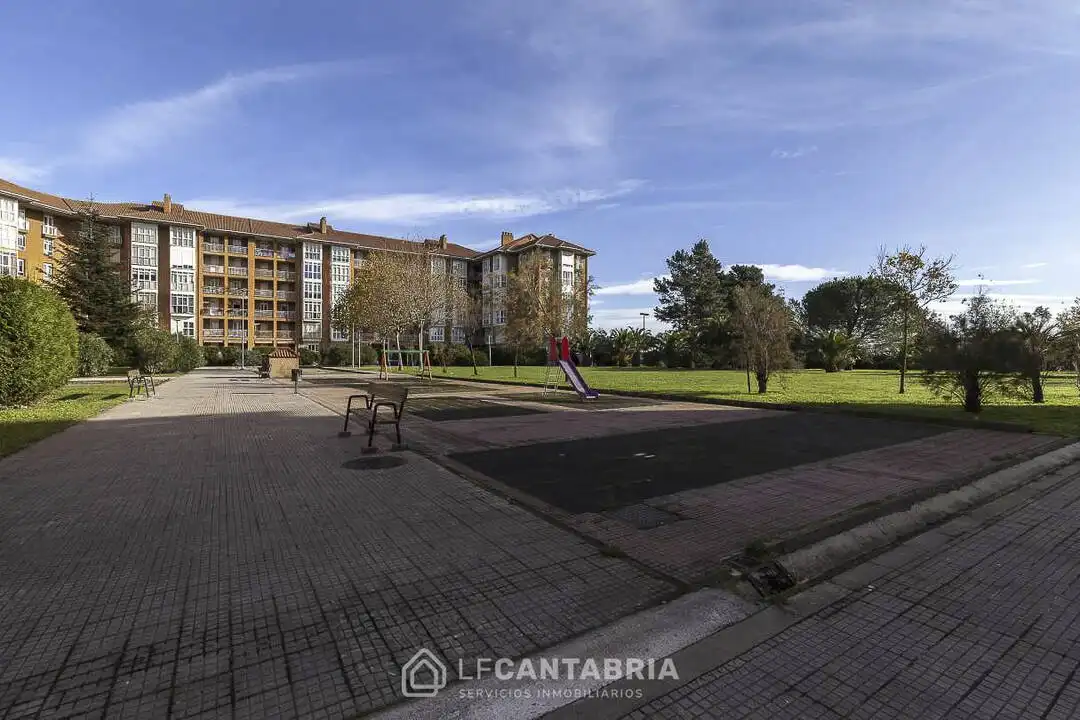 Vista exterior de Pis en venda en Santander amb Calefacció, Traster i Piscina