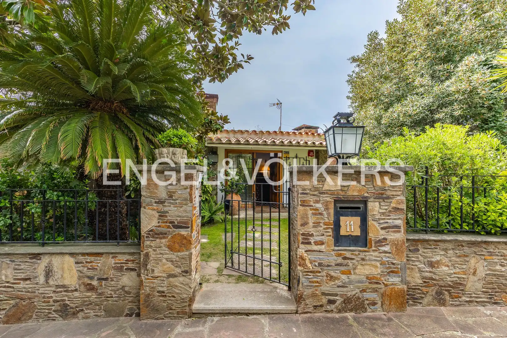 Vista exterior de Casa o xalet en venda en Cerdanyola del Vallès amb Calefacció, Jardí privat i Parquet