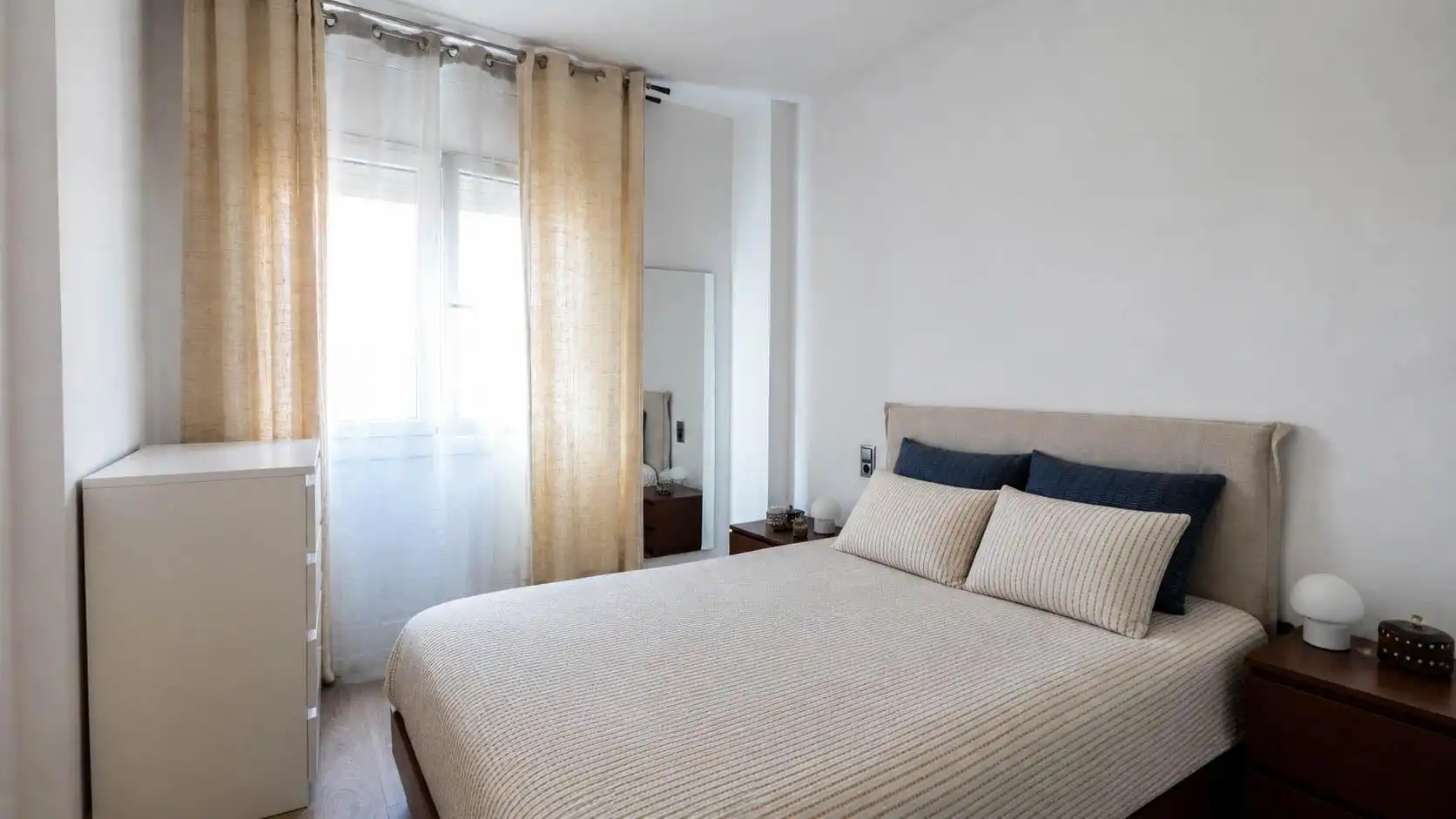 Schlafzimmer von Wohnung zum Verkauf in Barcelona mit Klimaanlage, Heizung und Privatgarten