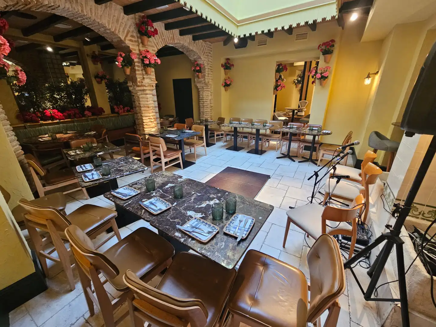 Local comercial en alquiler en Plaza de los Naranjos 8, imagen 4