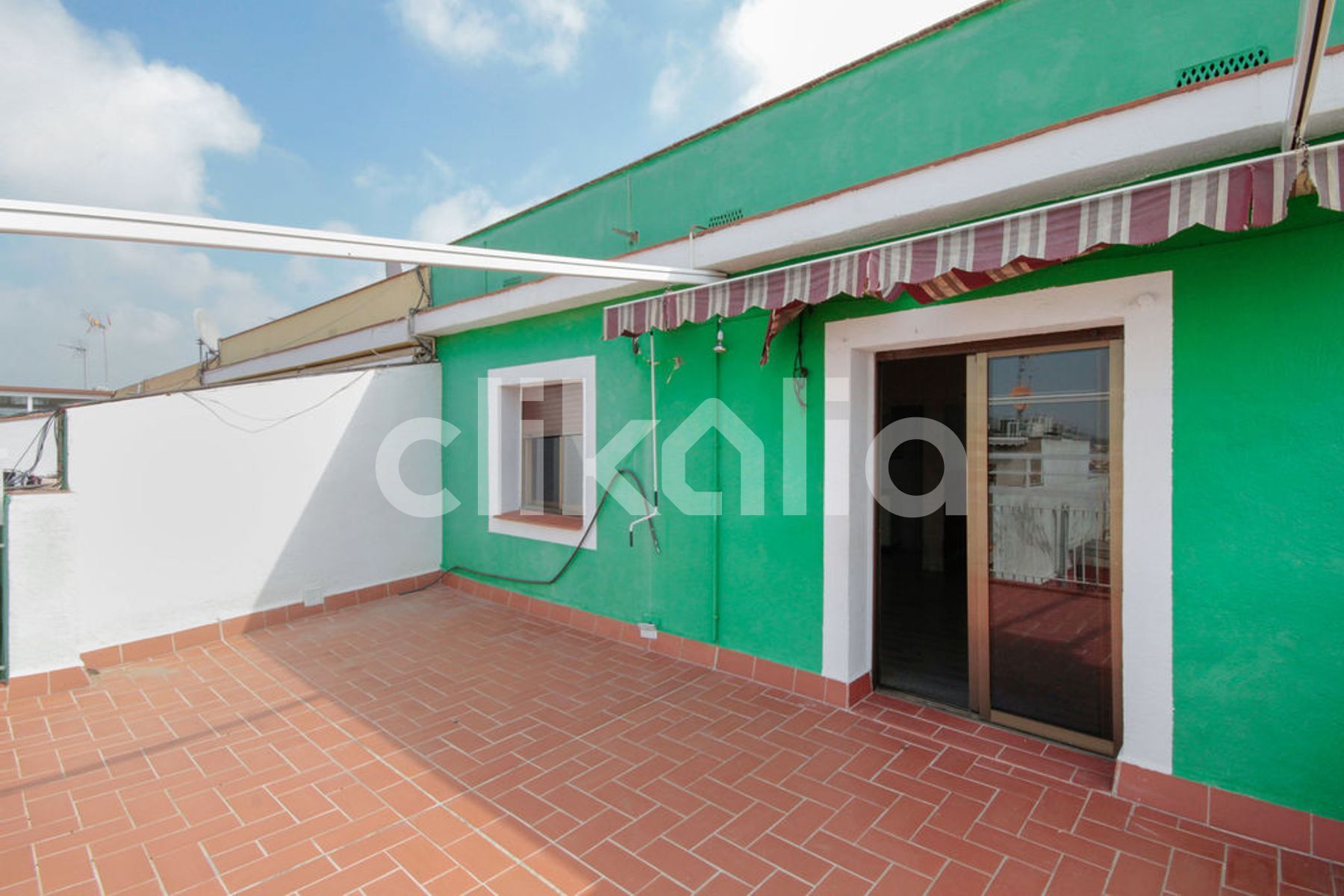 Vista exterior de Àtic en venda en Santa Coloma de Gramenet amb Terrassa