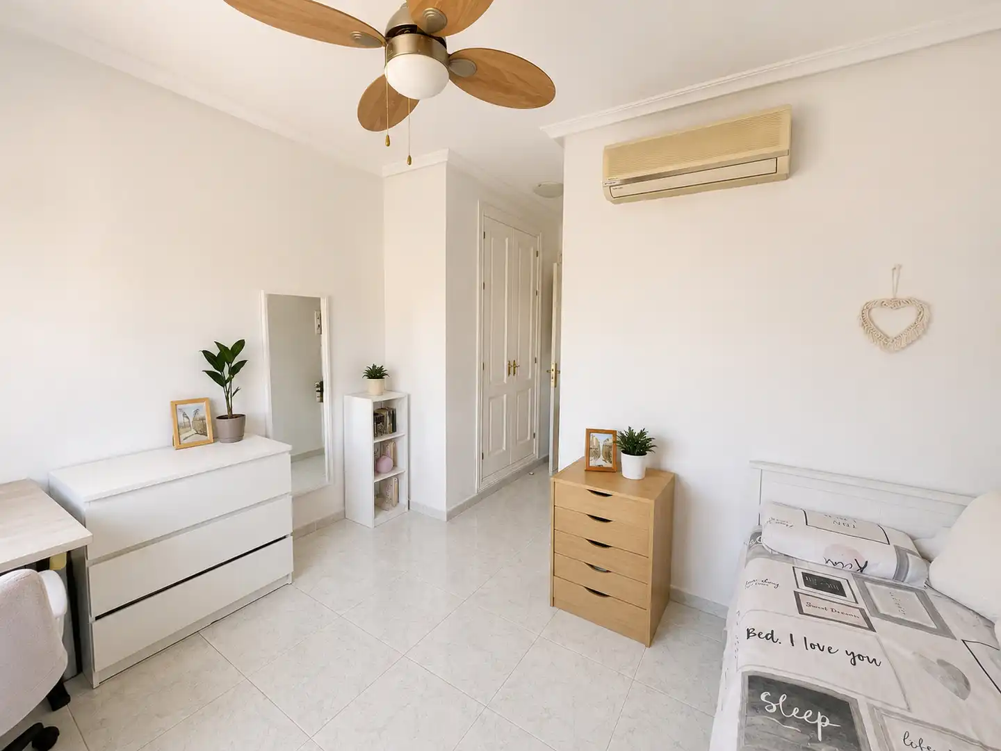 Dormitori de Casa o xalet en venda en Orihuela amb Aire condicionat, Calefacció i Jardí privat