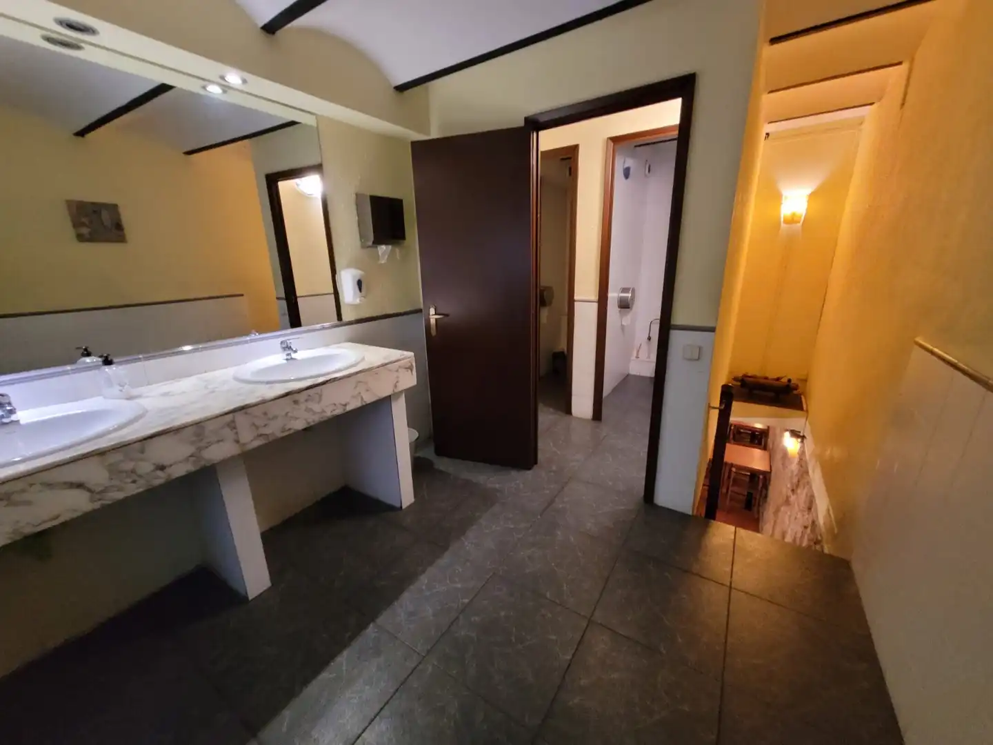 Baño de Local en traspaso en Barcelona con Aire acondicionado, Calefacción y Amueblado