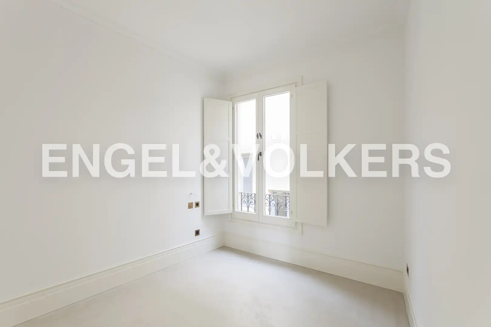 Schlafzimmer von Dachboden zur Miete in Madrid mit Klimaanlage, Heizung und Balkon
